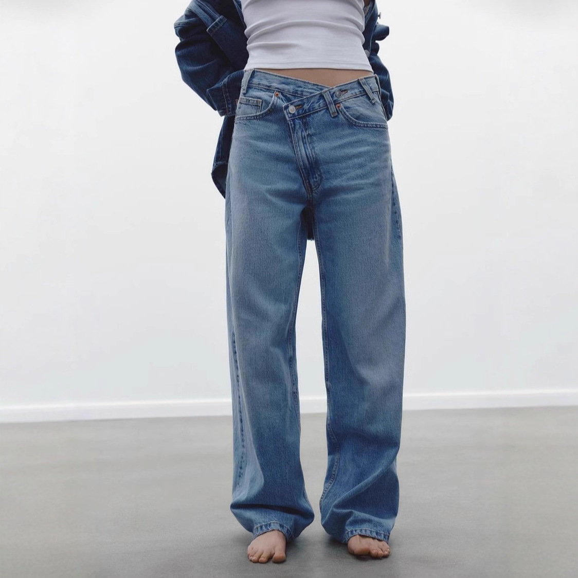 Casual and simple straight leg jeans 18