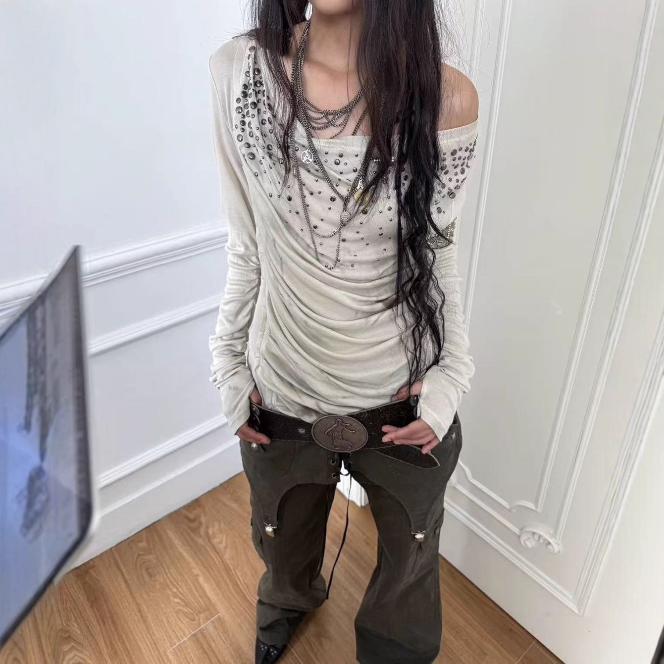 Retro-style duffle collar off-shoulder rhinestone T-shirt 55